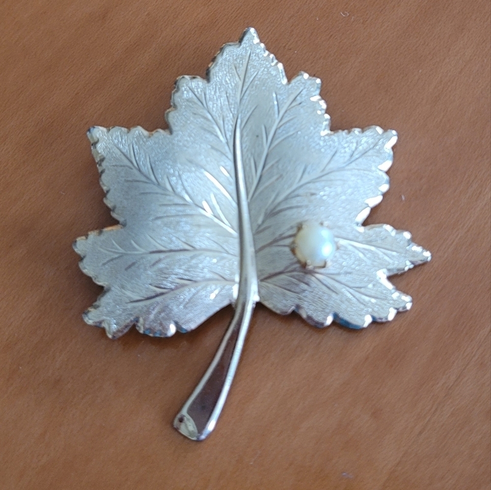 Vintage Sarah Coventry Gold Tone Maple Leaf Brooch Faux Pearl Pin 1960s 1970s